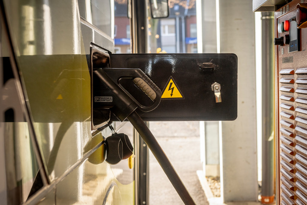 Ladebuchse eines Elektrobusses mit Stecker