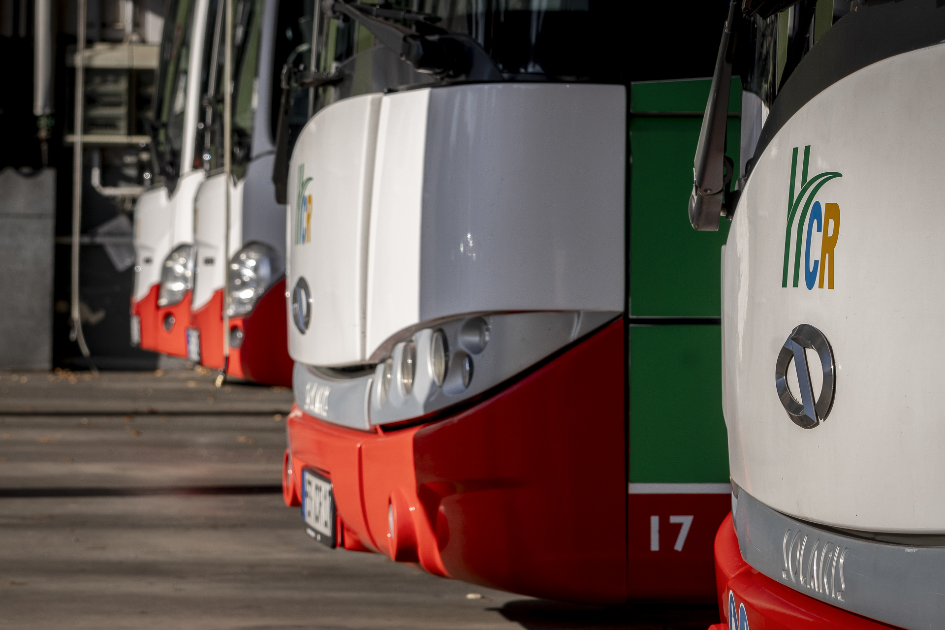 Betriebshof mit mehreren Bussen im Vordergrund