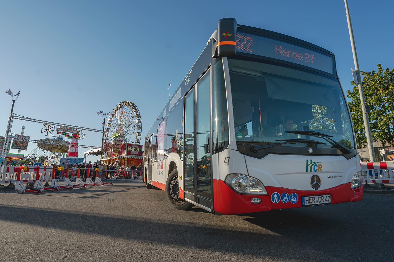 Ein Bus der Kirmeslinie 322 vor der Kirmes