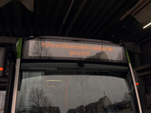 Bus mit Zielanzeige "Informationselektroniker:in gesucht"
