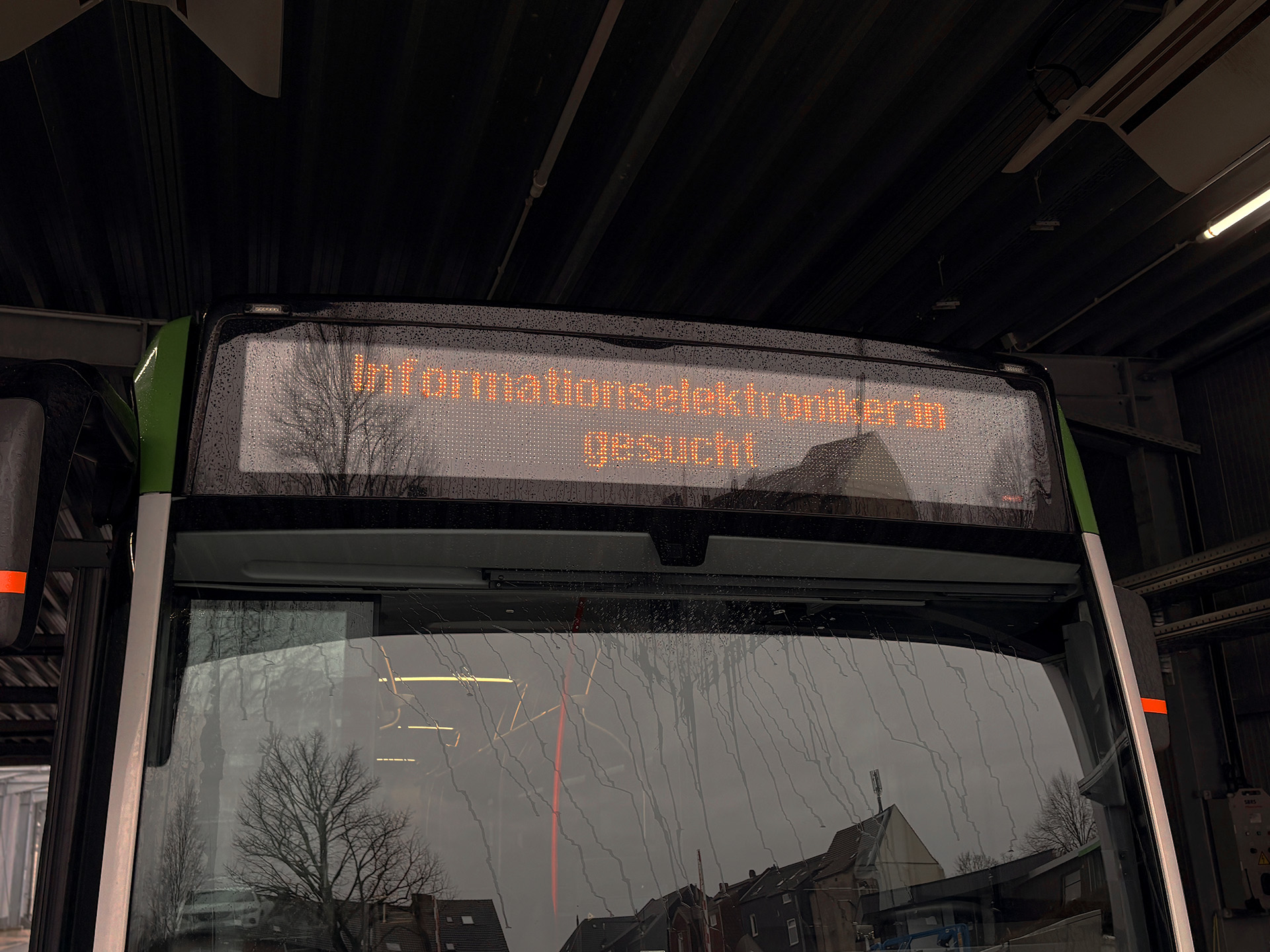 Bus mit Zielanzeige "Informationselektroniker:in gesucht"