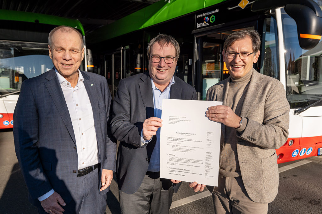 HCR-Geschäftsführer Karsten Krüger, Minister Oliver Krischer und Oberbürgermeister Dr. Frank Dudda bei der Übergabe des Förderbescheids