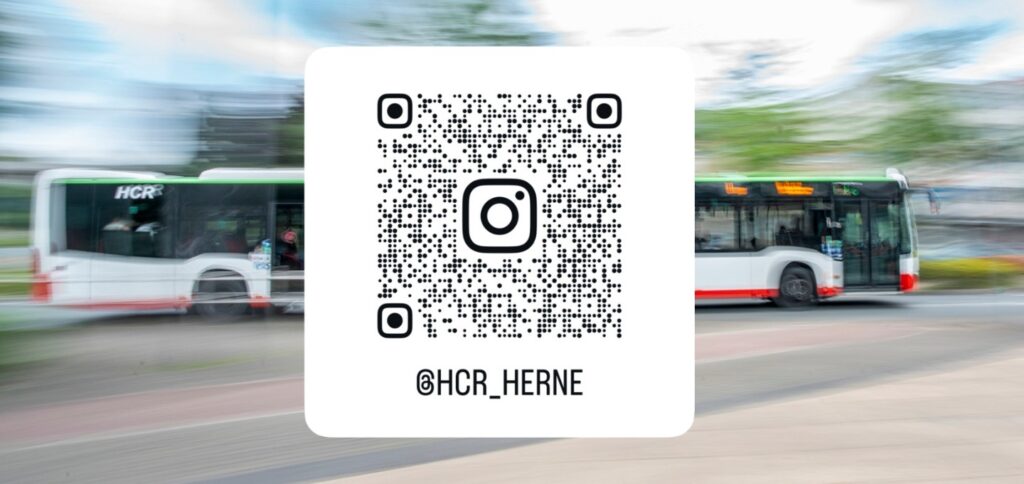 Instagram HCR QR-Code, im Hintergrund ein Gelenkbus