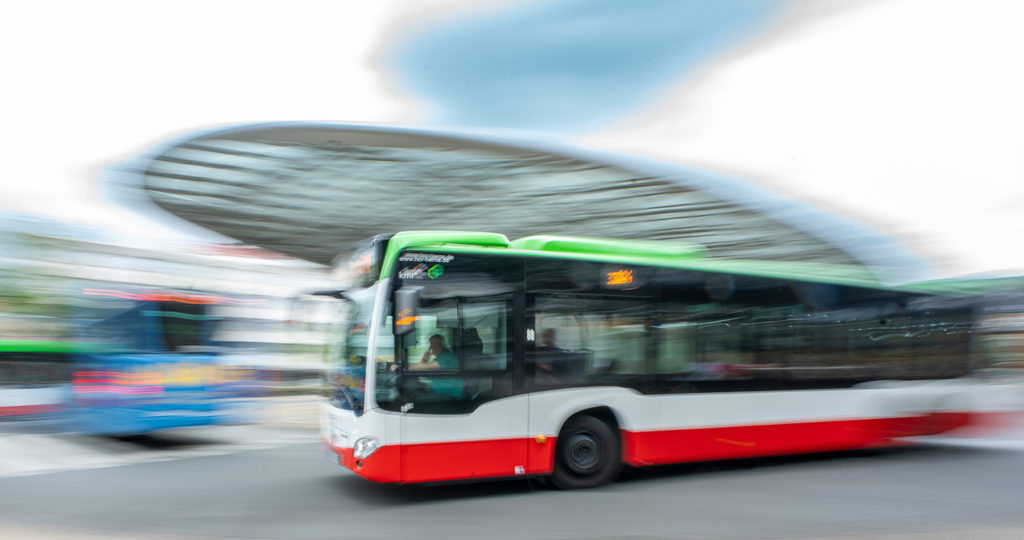 Ein fahrender Bus am Herner Bahnhof