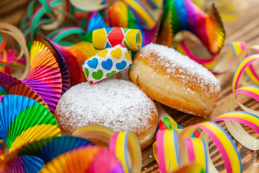 Symbolbild Karneval: Karnevalsdeko und zwei Berliner