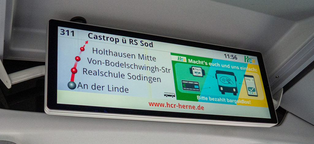 TFT-Bildschirm im Bus mit Linienverlauf auf der linken und Werbemöglichkeit auf der rechten Seite