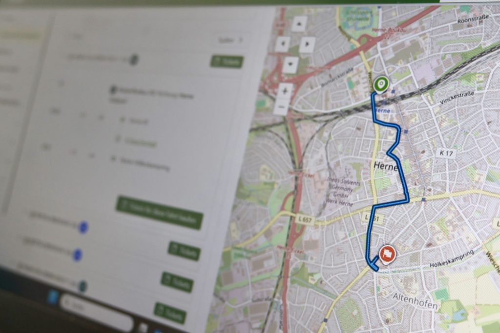 Auf einem Notebook geöffneter Ticketshop mit Fahrplanauskunft