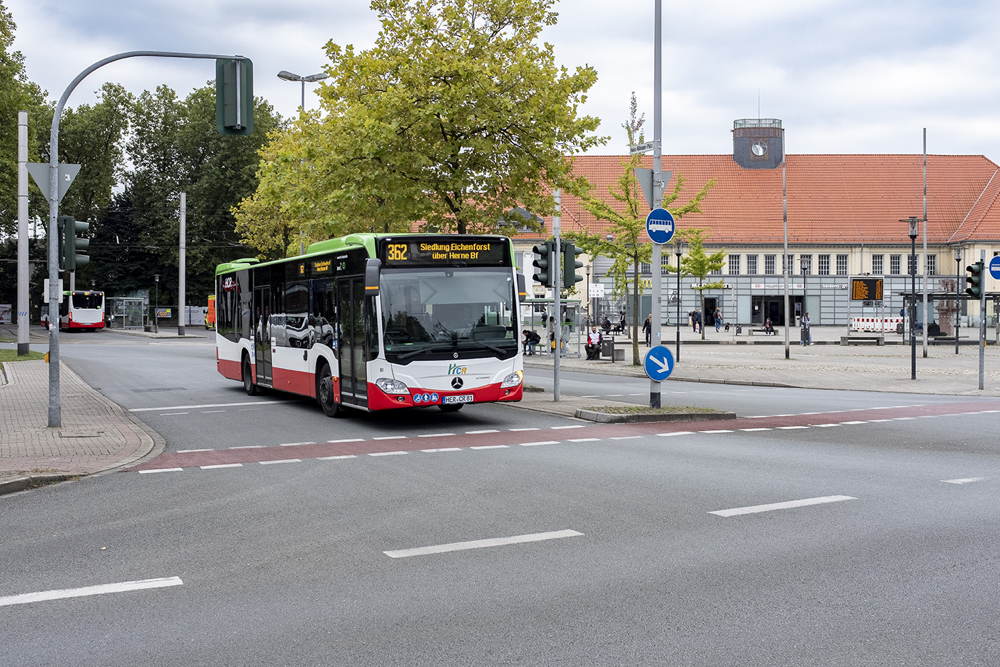 Bus der Linie 362 vor dem Wanne-Eickel Hbf