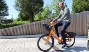 Ein Mann fährt auf einem Donkey Republic-Fahrrad